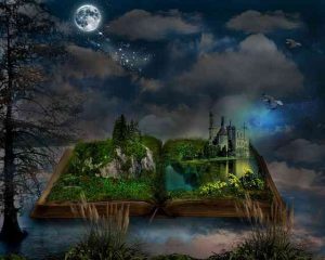 Un libro abierto flotando en un cielo lleno de nubes y con luna llena. Sobre las páginas del libro hay montañas, praderas, un río y un castillo.