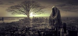 Una ciudad en tonos grises dominada por una figura encapuchada y un árbol sin hojas.