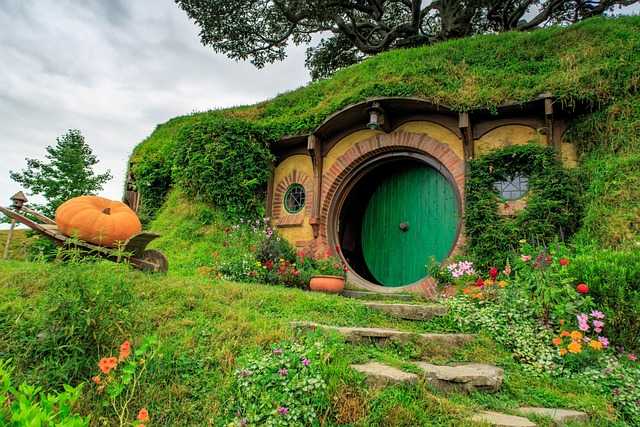 La puerta redonda de una vivienda hobbit debajo de una colina