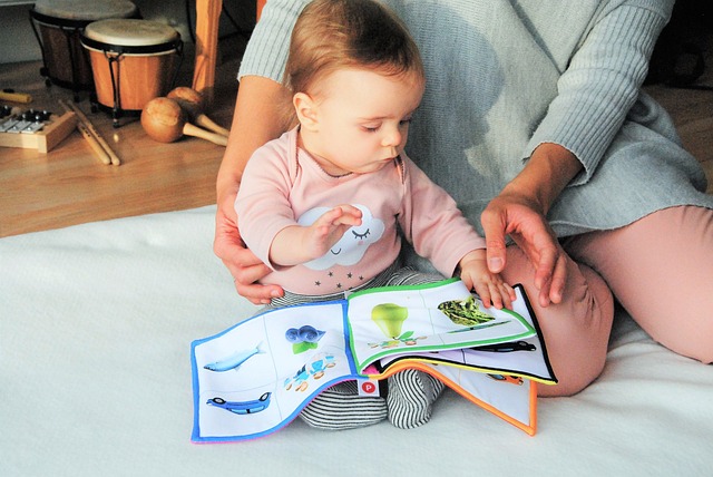 Madre leyendo libro a un bebé