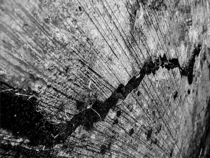 Grieta en el suelo en blanco y negro
